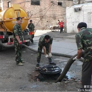 东丽华明镇清理化粪池，清洗管道